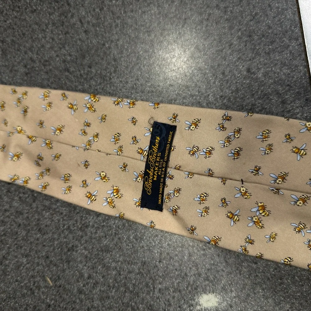Brooks Brothers Necktie Mens OS Tan Excellent Bumble Bee Silk Makers USA Tie